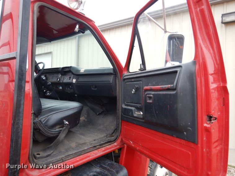 image for item GO9063 1980 Ford F700 truck cab and chassis