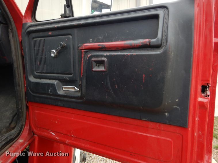 image for item GO9063 1980 Ford F700 truck cab and chassis