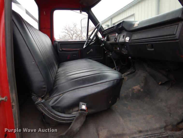 image for item GO9063 1980 Ford F700 truck cab and chassis