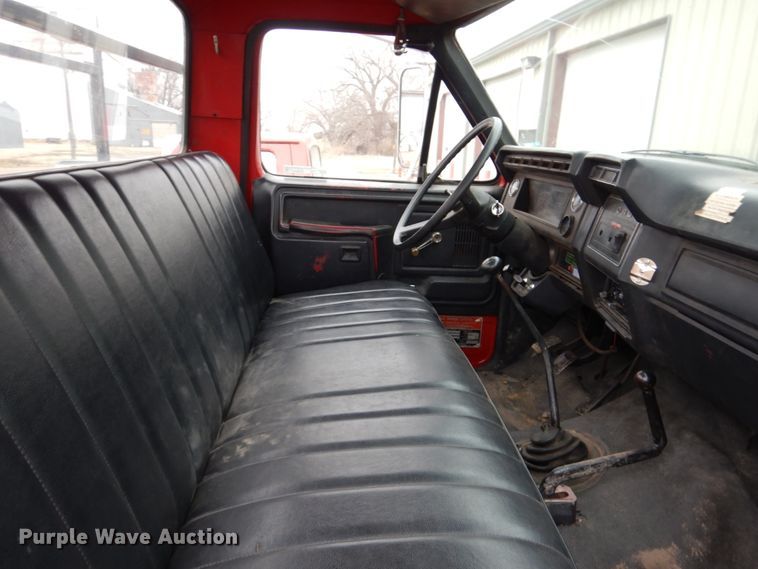 image for item GO9063 1980 Ford F700 truck cab and chassis