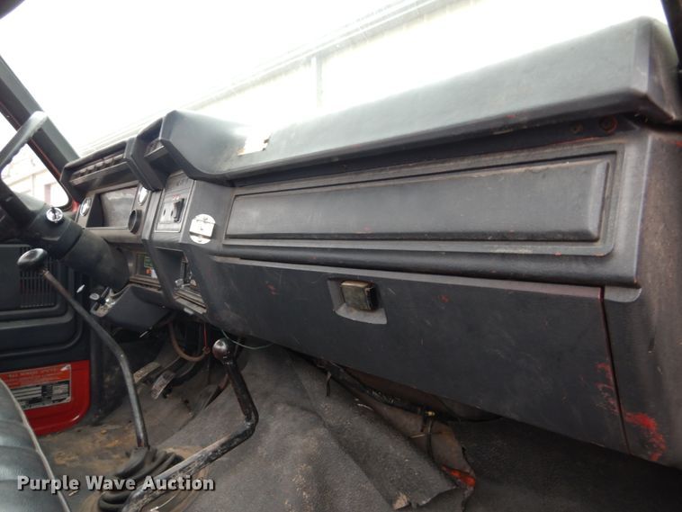 image for item GO9063 1980 Ford F700 truck cab and chassis