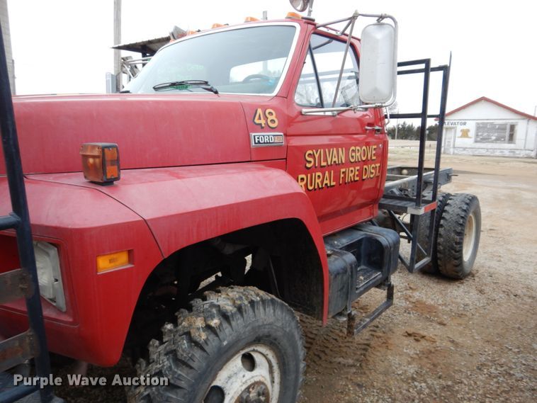 image for item GO9063 1980 Ford F700 truck cab and chassis