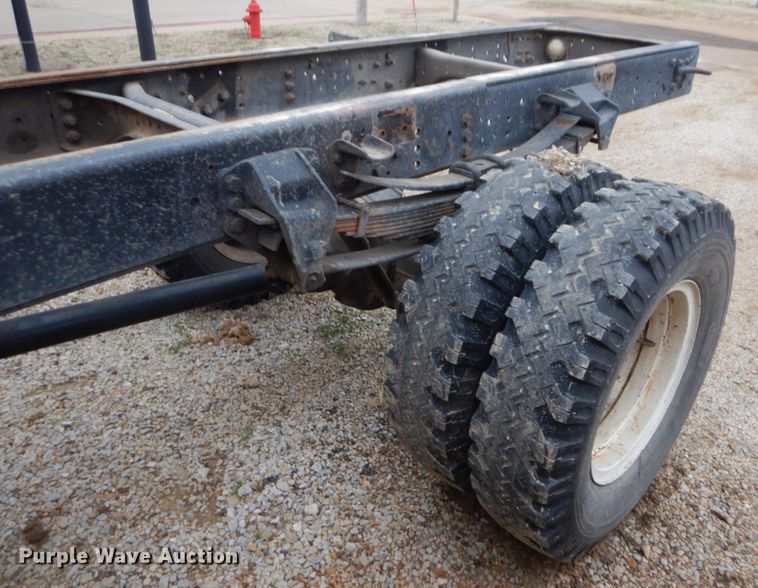 image for item GO9063 1980 Ford F700 truck cab and chassis