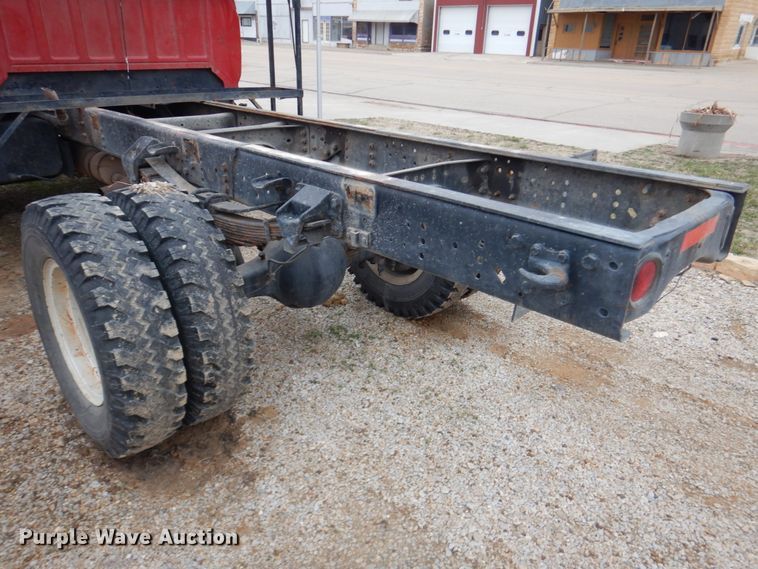 image for item GO9063 1980 Ford F700 truck cab and chassis