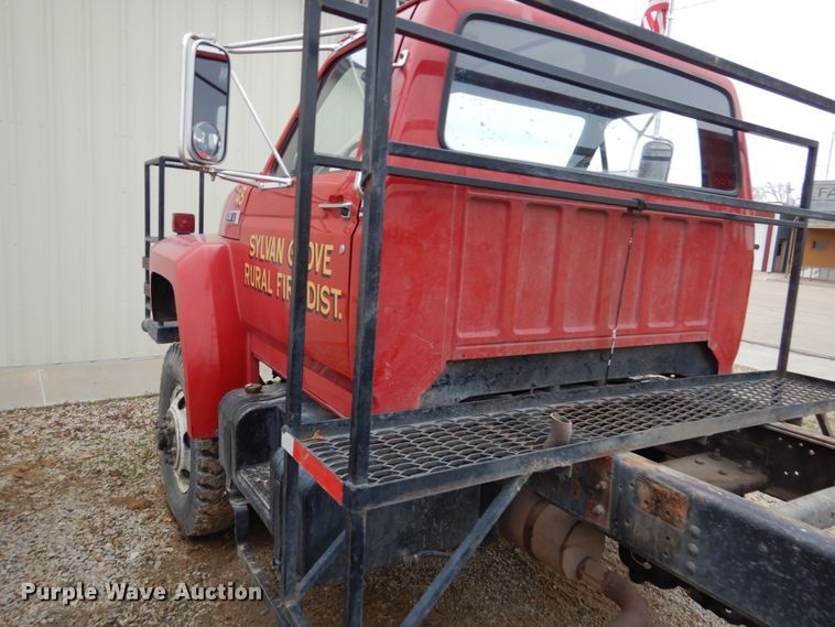 image for item GO9063 1980 Ford F700 truck cab and chassis