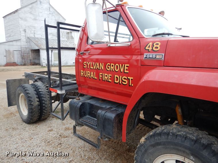 image for item GO9063 1980 Ford F700 truck cab and chassis