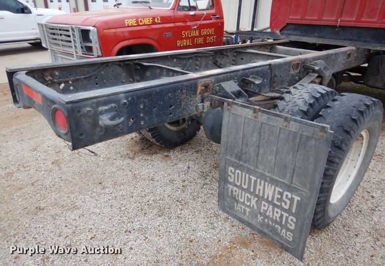 image for item GO9063 1980 Ford F700 truck cab and chassis