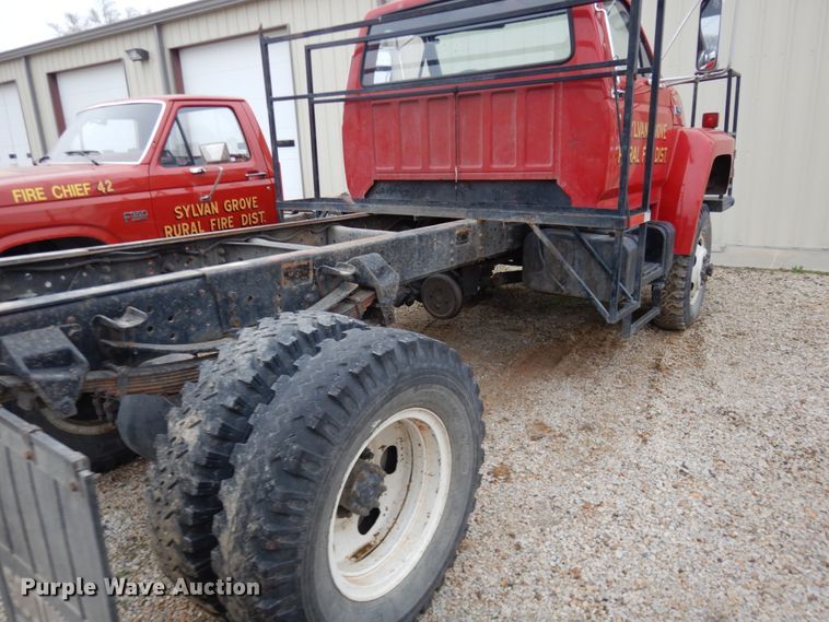 image for item GO9063 1980 Ford F700 truck cab and chassis