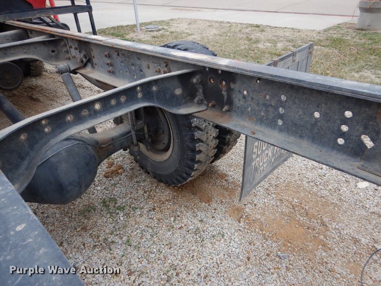 image for item GO9063 1980 Ford F700 truck cab and chassis