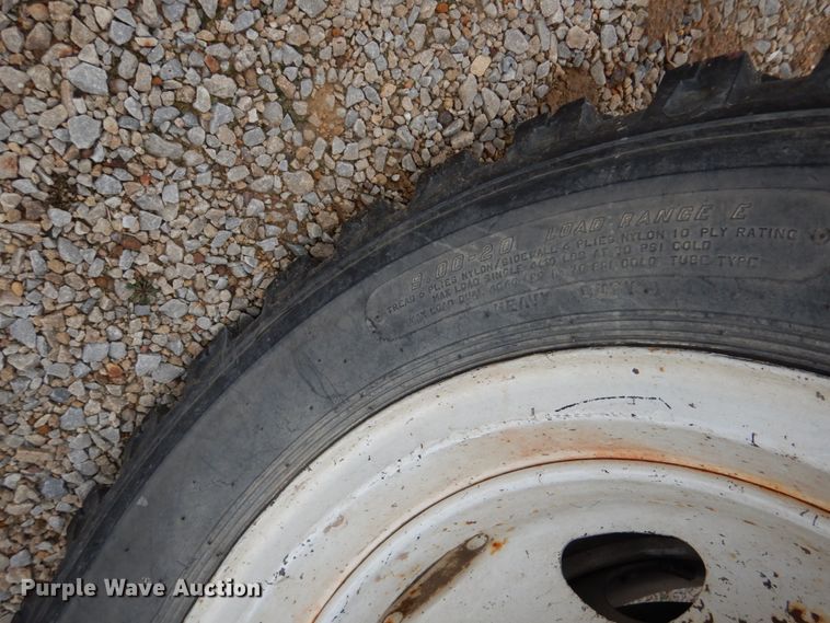 image for item GO9063 1980 Ford F700 truck cab and chassis