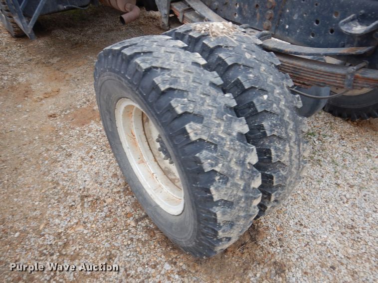 image for item GO9063 1980 Ford F700 truck cab and chassis