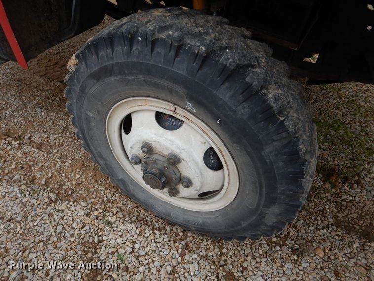 image for item GO9063 1980 Ford F700 truck cab and chassis