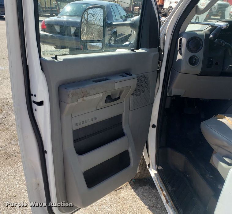 image for item GO9275 2013 Ford E350 Super Duty  van