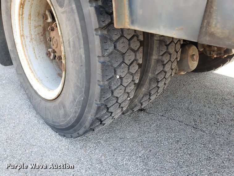 image for item GO9277 1992 Ford F700 sewer jetter truck