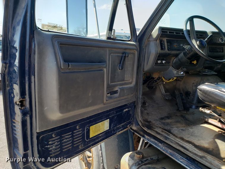 image for item GO9278 1993 Ford F900 dump truck