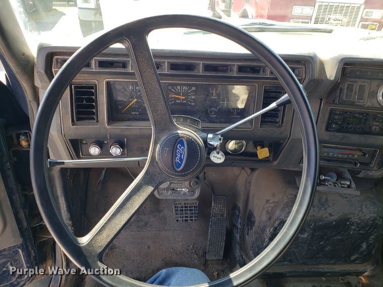 image for item GO9278 1993 Ford F900 dump truck