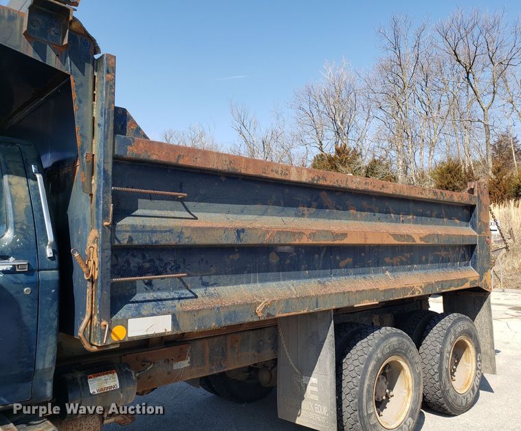 image for item GO9278 1993 Ford F900 dump truck