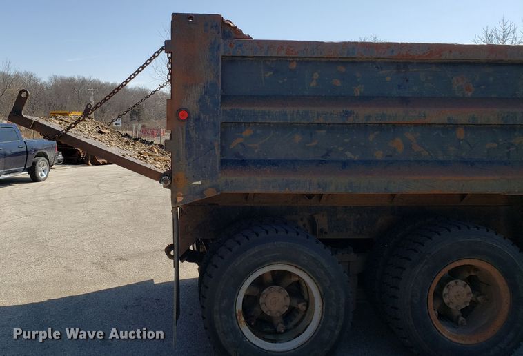 image for item GO9278 1993 Ford F900 dump truck