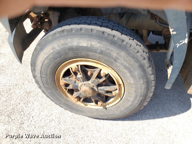 image for item GO9278 1993 Ford F900 dump truck