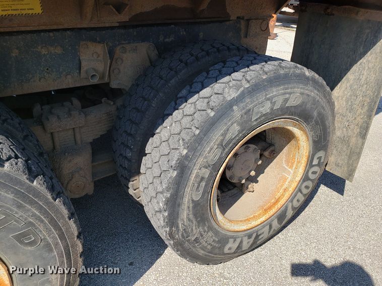 image for item GO9278 1993 Ford F900 dump truck