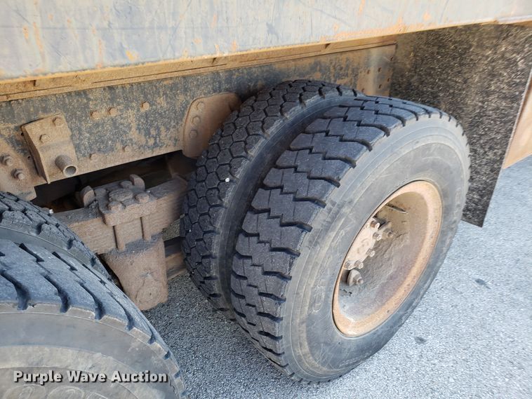 image for item GO9278 1993 Ford F900 dump truck