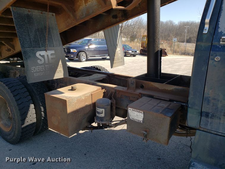 image for item GO9278 1993 Ford F900 dump truck