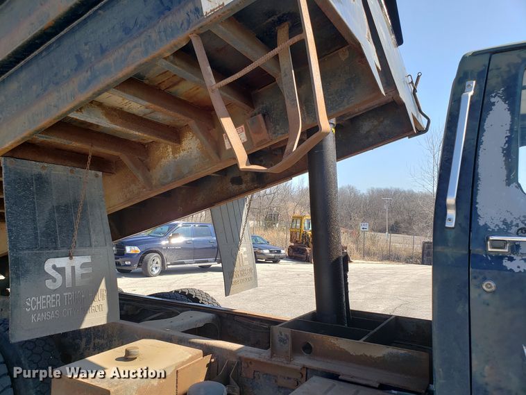 image for item GO9278 1993 Ford F900 dump truck