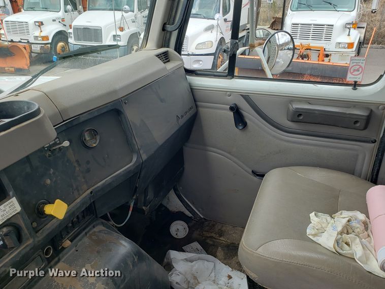 image for item GO9291 2003 International 2574 dump truck