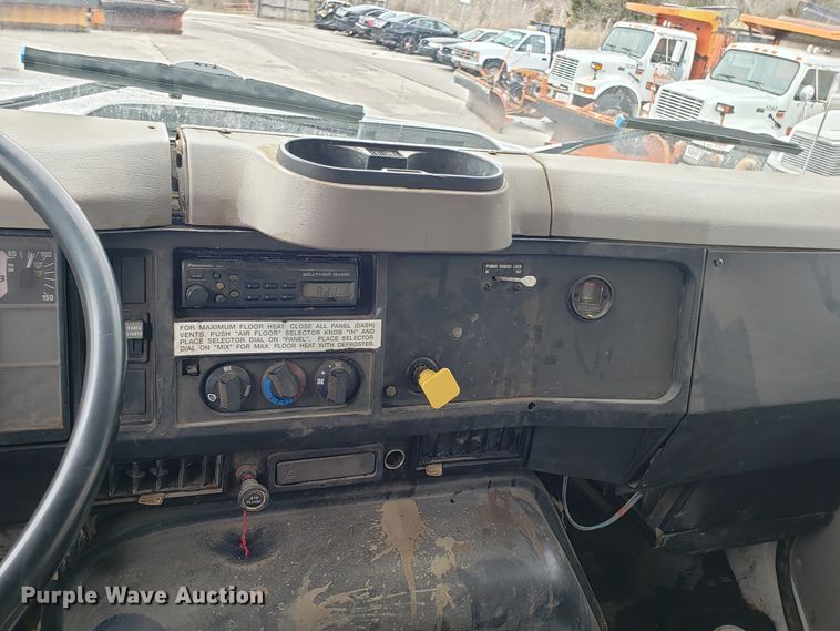 image for item GO9291 2003 International 2574 dump truck