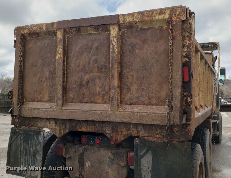 image for item GO9291 2003 International 2574 dump truck