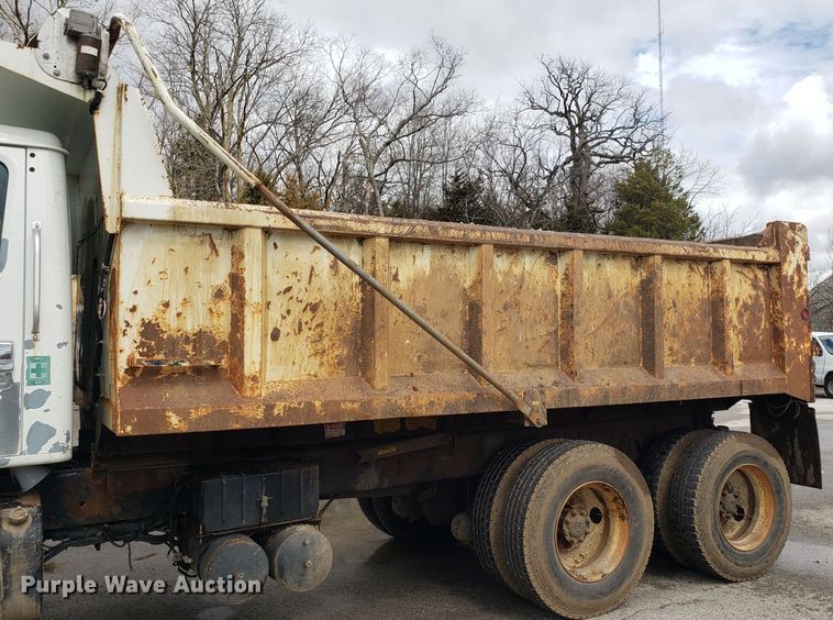 image for item GO9291 2003 International 2574 dump truck