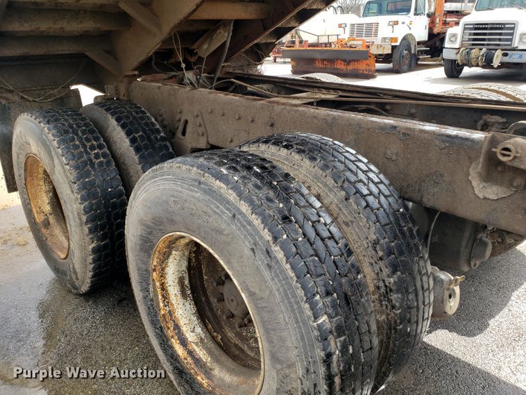 image for item GO9291 2003 International 2574 dump truck