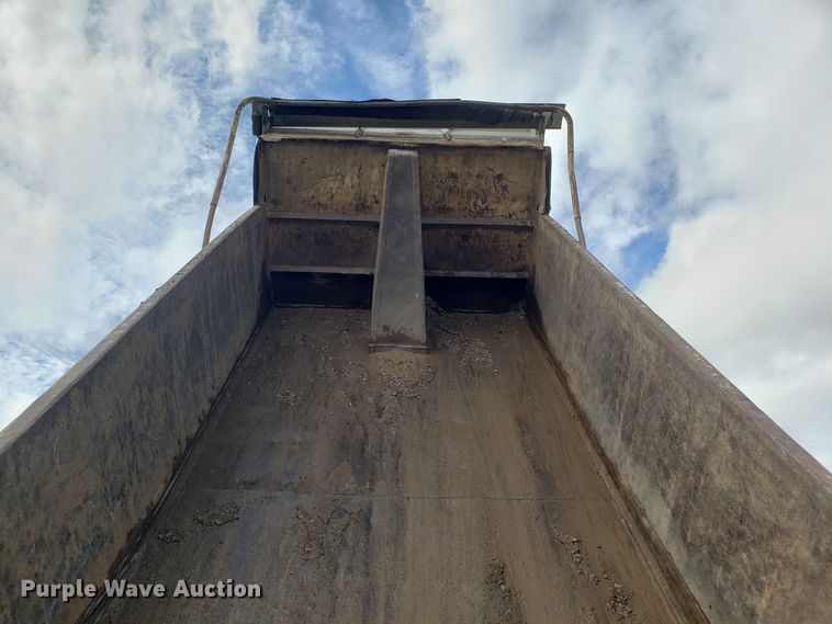 image for item GO9291 2003 International 2574 dump truck