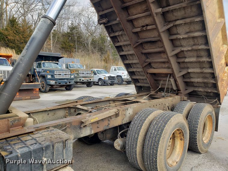 image for item GO9291 2003 International 2574 dump truck