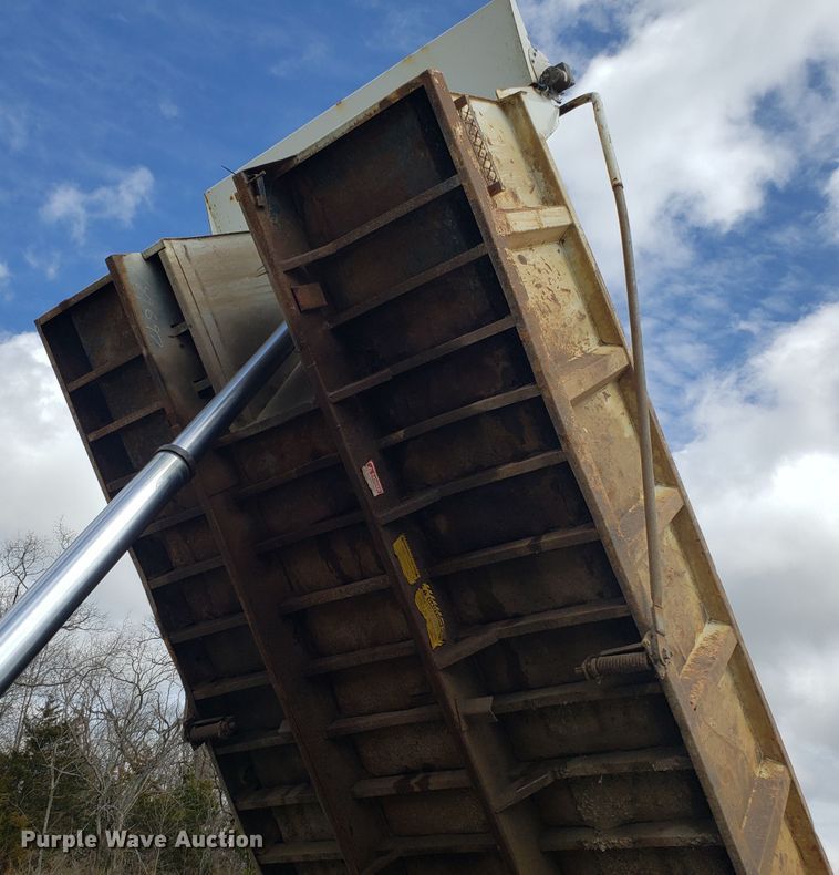 image for item GO9291 2003 International 2574 dump truck