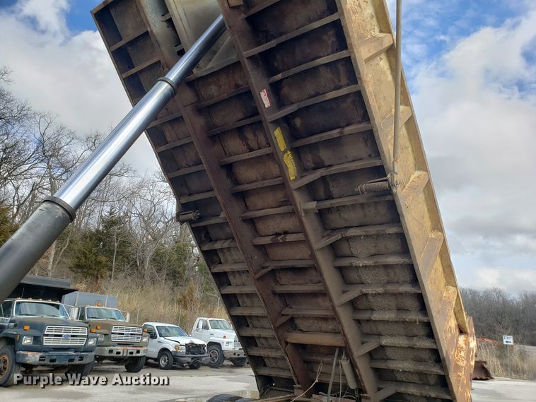 image for item GO9291 2003 International 2574 dump truck