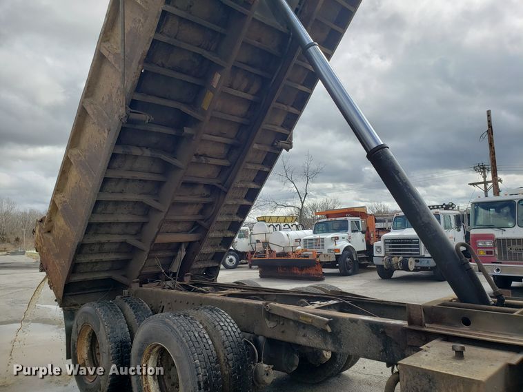 image for item GO9291 2003 International 2574 dump truck