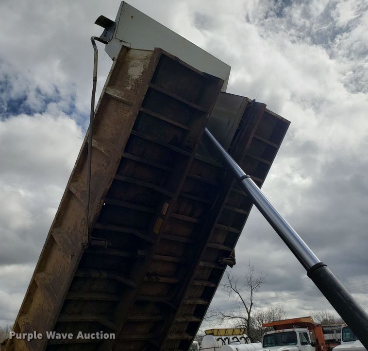 image for item GO9291 2003 International 2574 dump truck