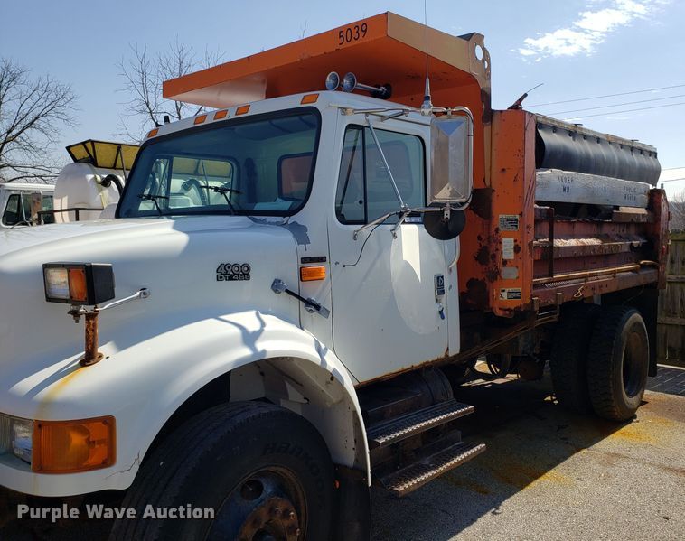 image for item GO9293 1997 International 4900 dump truck