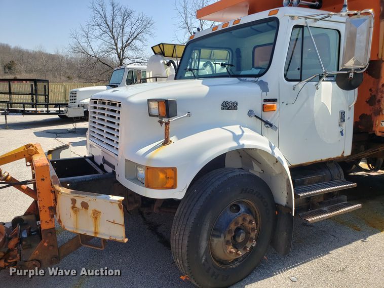 image for item GO9293 1997 International 4900 dump truck