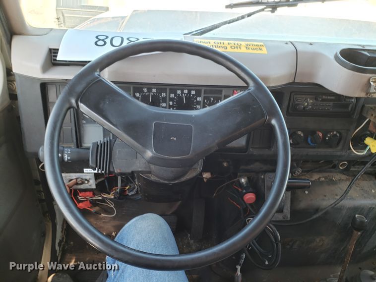 image for item GO9293 1997 International 4900 dump truck