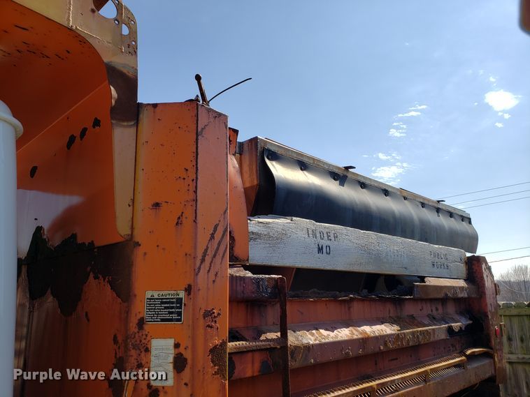 image for item GO9293 1997 International 4900 dump truck