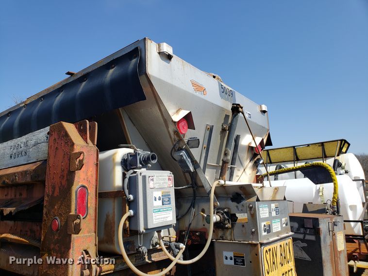 image for item GO9293 1997 International 4900 dump truck