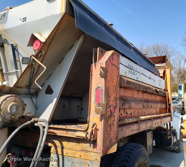 image for item GO9293 1997 International 4900 dump truck