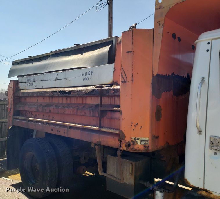 image for item GO9293 1997 International 4900 dump truck