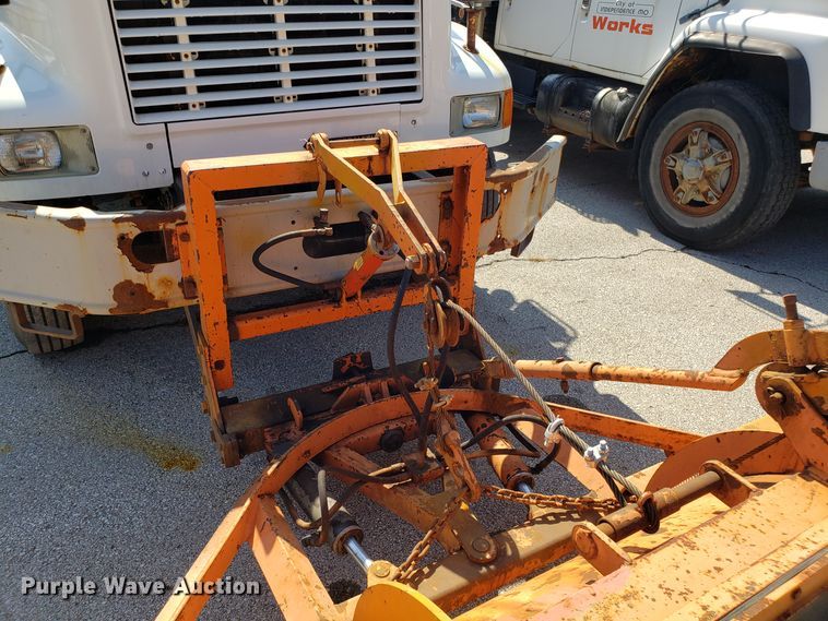 image for item GO9293 1997 International 4900 dump truck