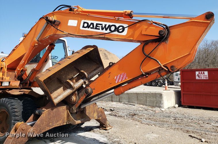 image for item GO9294 1999 Daewoo Solar 170W-III rubber tired excavator