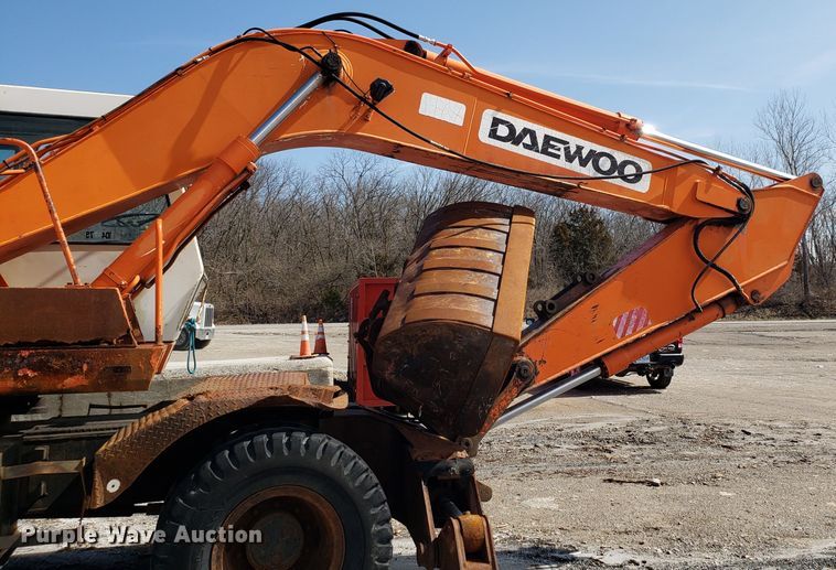 image for item GO9294 1999 Daewoo Solar 170W-III rubber tired excavator