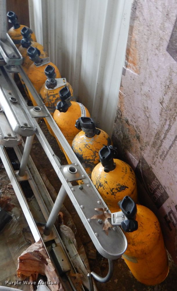 image for item GO9560 (8) scott oxygen tanks