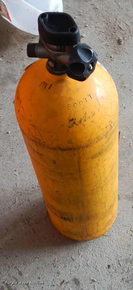 image for item GO9560 (8) scott oxygen tanks